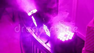 多彩舞台灯光，灯光在演唱会上展现.. 舞台上的灯光和烟雾表演